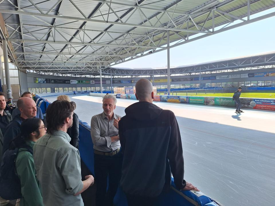 Parlementaire enquêtecommissie Corona bezoekt een schaatsbaan in Noord-Holland Noord.
