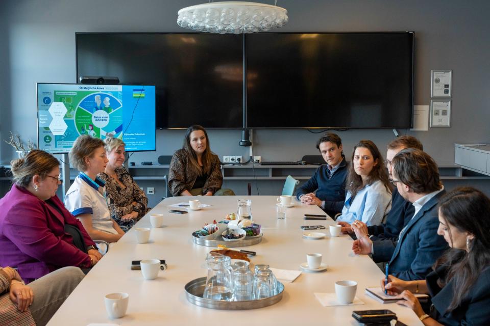 In gesprek met medewerkers van het Dijklander Ziekenhuis. Rechts aan de tafel: commissieleden Dion Huidekooper, Annelotte Lammers, André Poortman, Daan de Kort en Songül Mutluer.