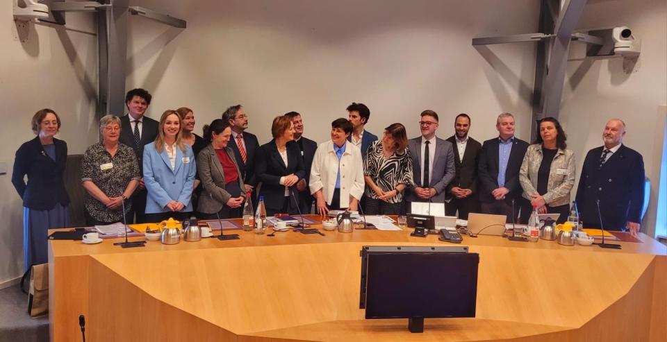 Groepsfoto van de Nederlandse en Vlaamse delegatie van de IPC Taalunie