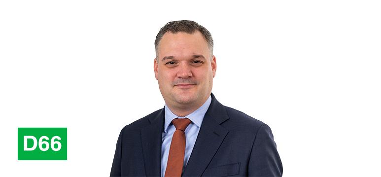 Portretfoto Robin van Leijen met partijlogo D66