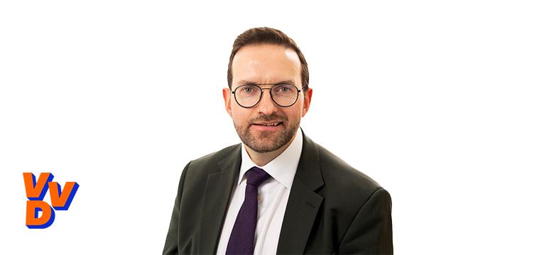 Portretfoto Martin de Beer met partijlogo VVD