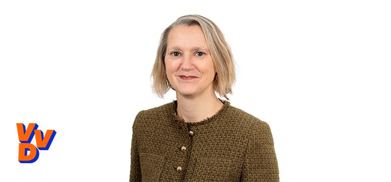 Portretfoto Nicole Maes met partijlogo VVD