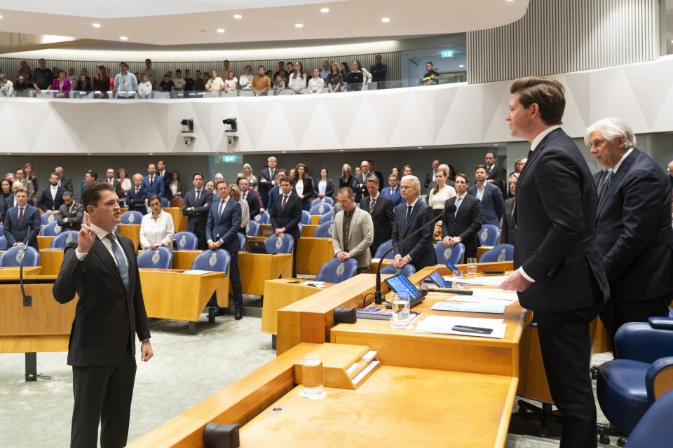 Beëdiging van Milan Schenk in de plenaire zaal door Kamervoorzitter Thom van Campen.
