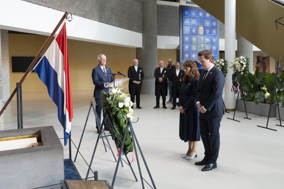 De Eerste en Tweedekamervoorzitter leggen een krans in de Statenpassage tijdens de 4 mei-herdenking.