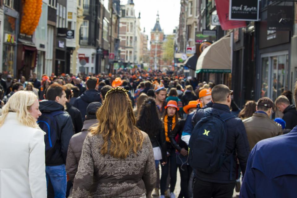 Mensen in een drukke straat ergens in Nederland.