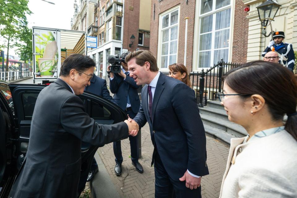 Kamervoorzitter Thom van Campen schudt de hand van de Koreaans parlementsvoorzitter Woo Won-shik