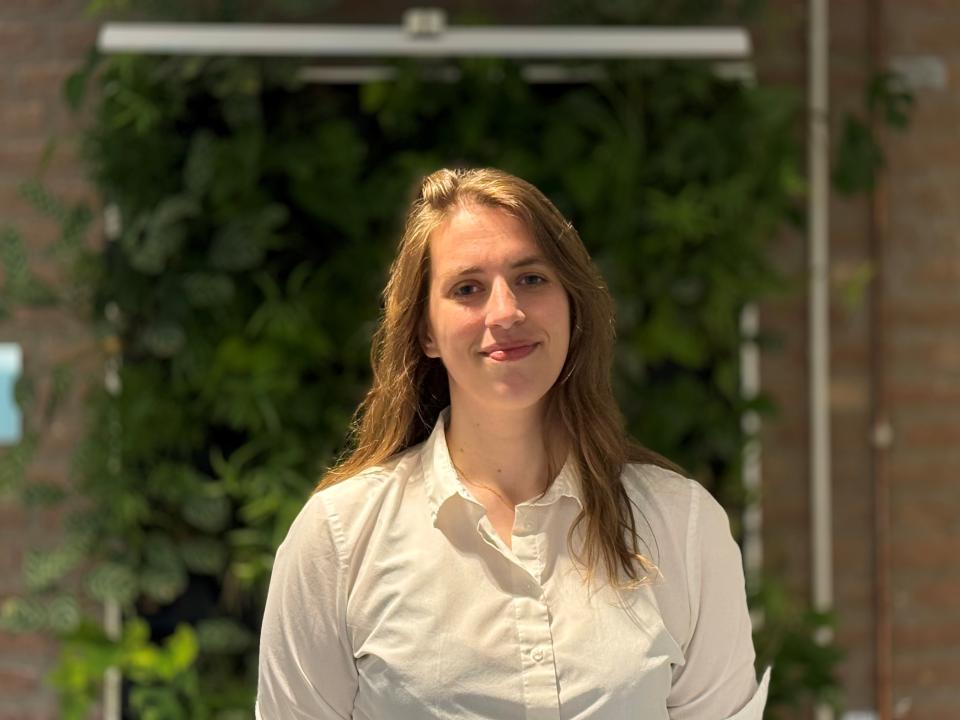 Laura tijdens het v100-debat. 