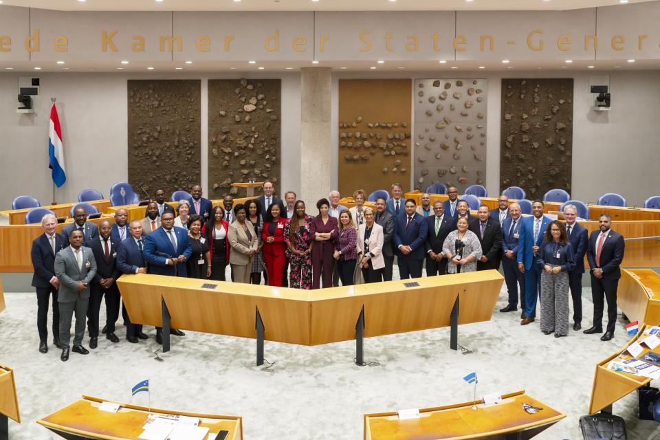 Groepsfoto van de deelnemers aan de IPKO in de plenaire zaal.