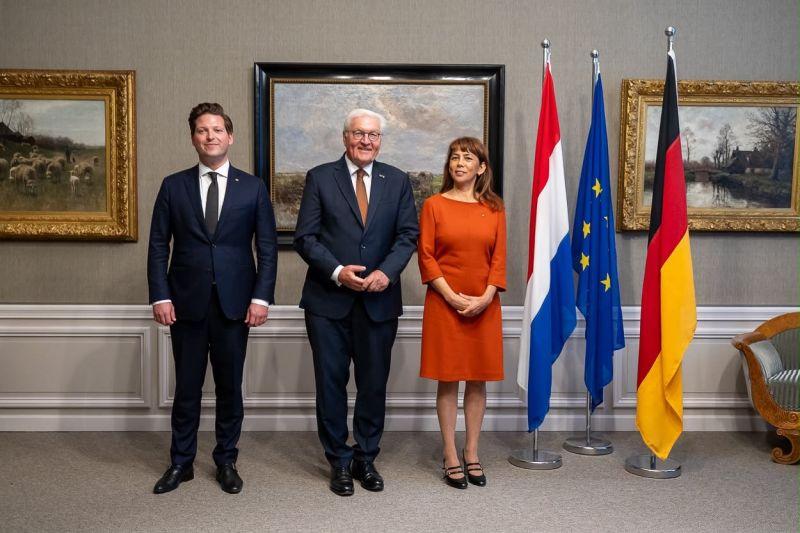 Van links naar rechts Kamervoorzitter Thom van Campen, bondspresidentvan Duitsland Frank-Walter Steinmeier en Eerste Kamervoorzitter Mei Li Vos.