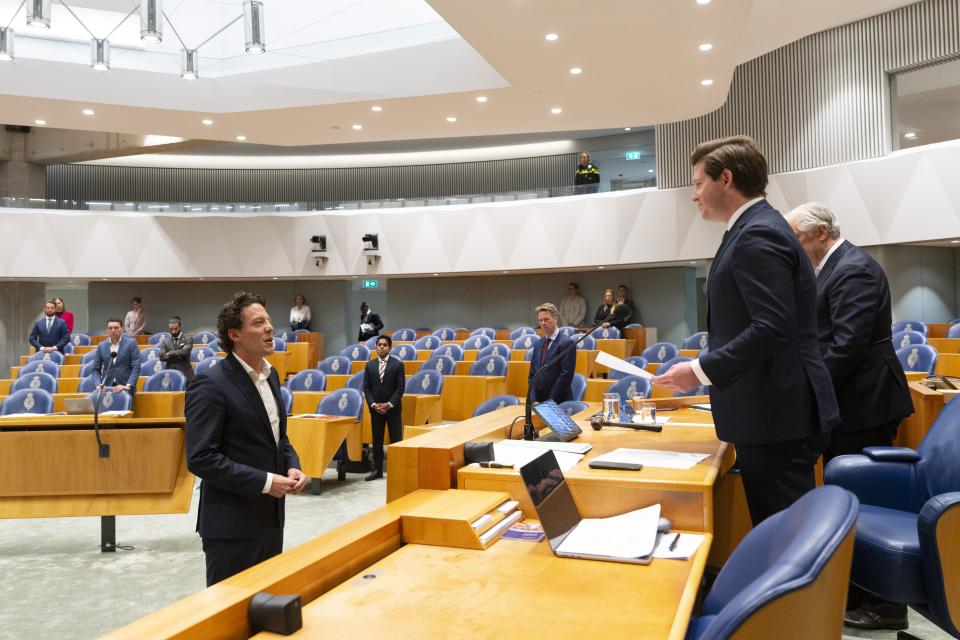 Wimar Bolhuis staat in het midden van de plenaire zaal. Tegenover hem staat Kamervoorzitter Thom van Campen.