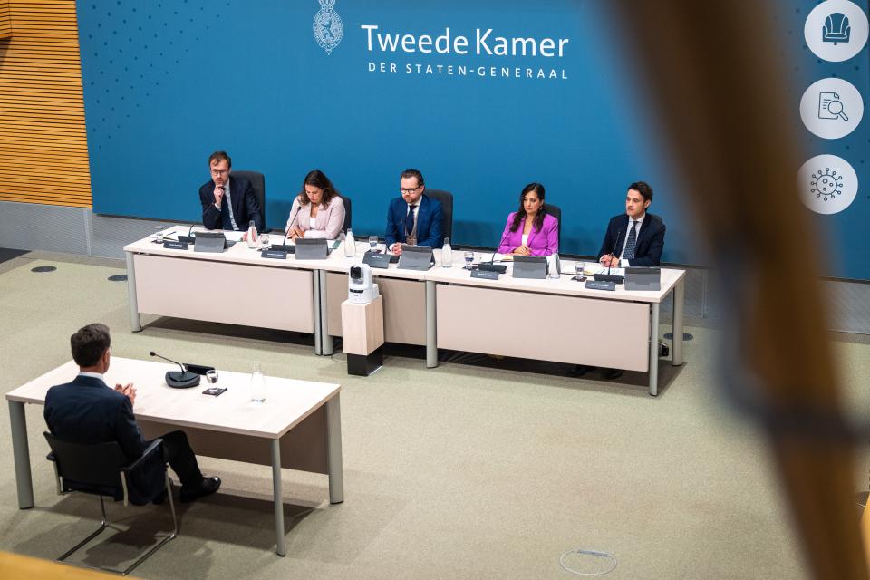 Oud-premier Mark Rutte zit tegenover de parlementaire enquêtecommissie Corona in de Enquêtezaal.