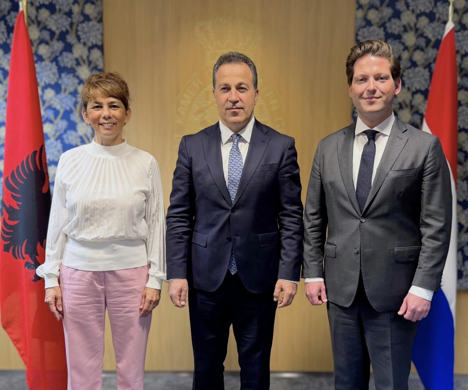Van links naar rechts staan Eerste Kamervoorzitter Mei Li Vos, voorzitter van het Albanese parlement Raymonde Gagné en Kamervoorzitter Thom van Campen.