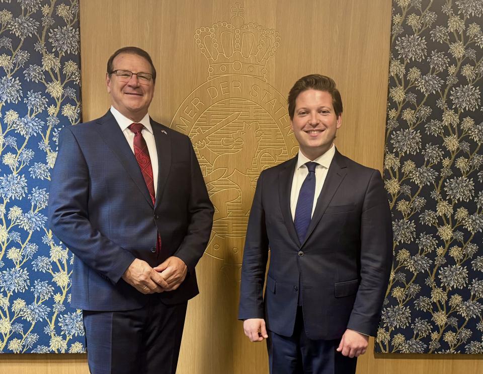 Kamervoorzitter Thom van Campen met Arubaanse gouverneur. 