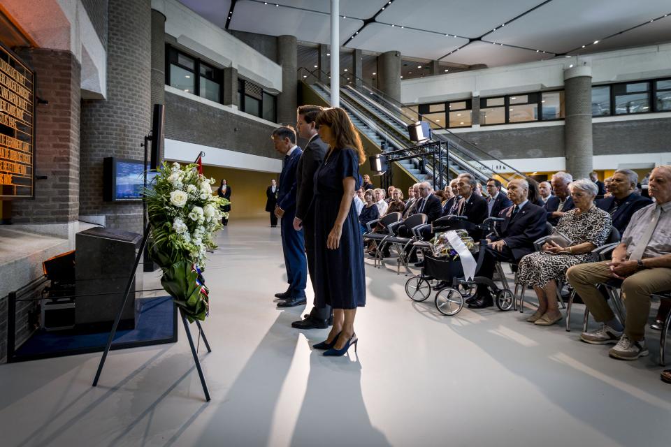 De Kamervoorzitters staan voor de krans bij de Indische plaquette in de Tweede Kamer.