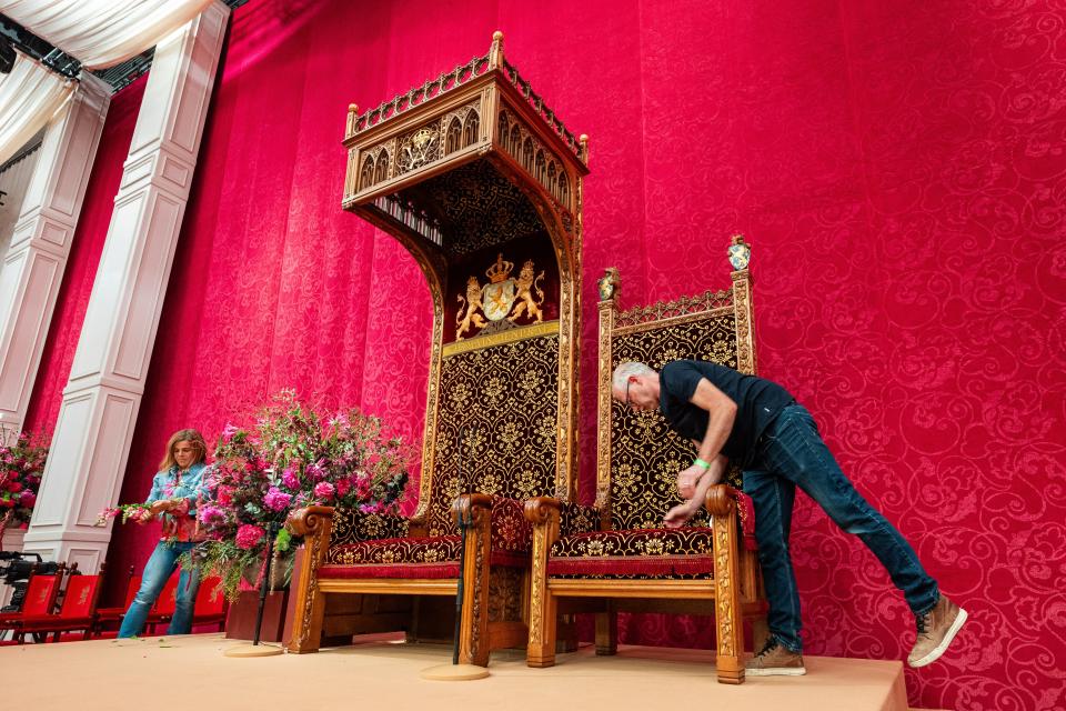 In de Koninklijke Schouwburg worden bloemstukken klaargezet voor Prinsjesdag en de troon wordt afgestoft.