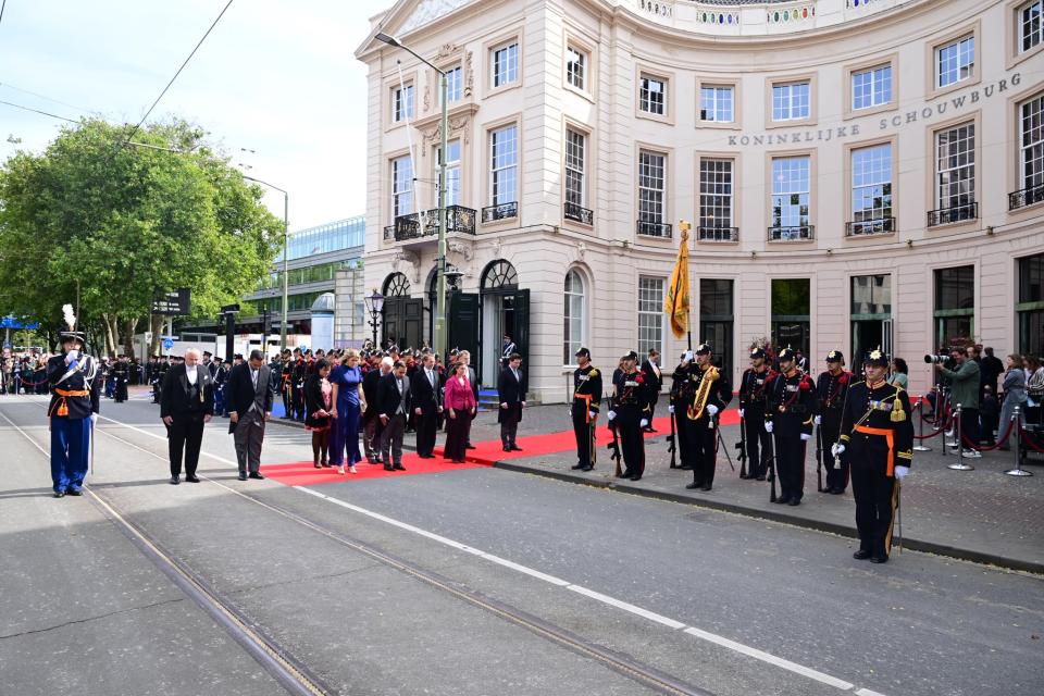 De commissie van in- en uitgeleide staat in een rij voor de Koninklijke Schouwburg in afwachting van de Glazen Koets.