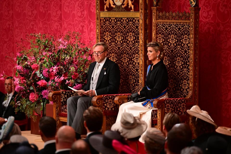 Koning Willem-Alexander en koningin Máxima in de Koninklijke Schouwburg van opzij gefotografeerd, terwijl de Koning de troonrede voorleest.