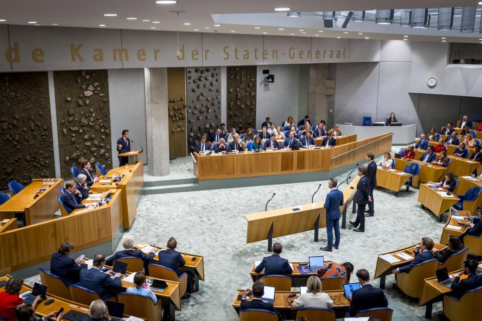 Kamerlid Jesse Klaver is aan het woord in de plenaire zaal. In vak K zitten alle bewindslieden. Ook staan er Kamerleden voor de interruptiemicrofoons.