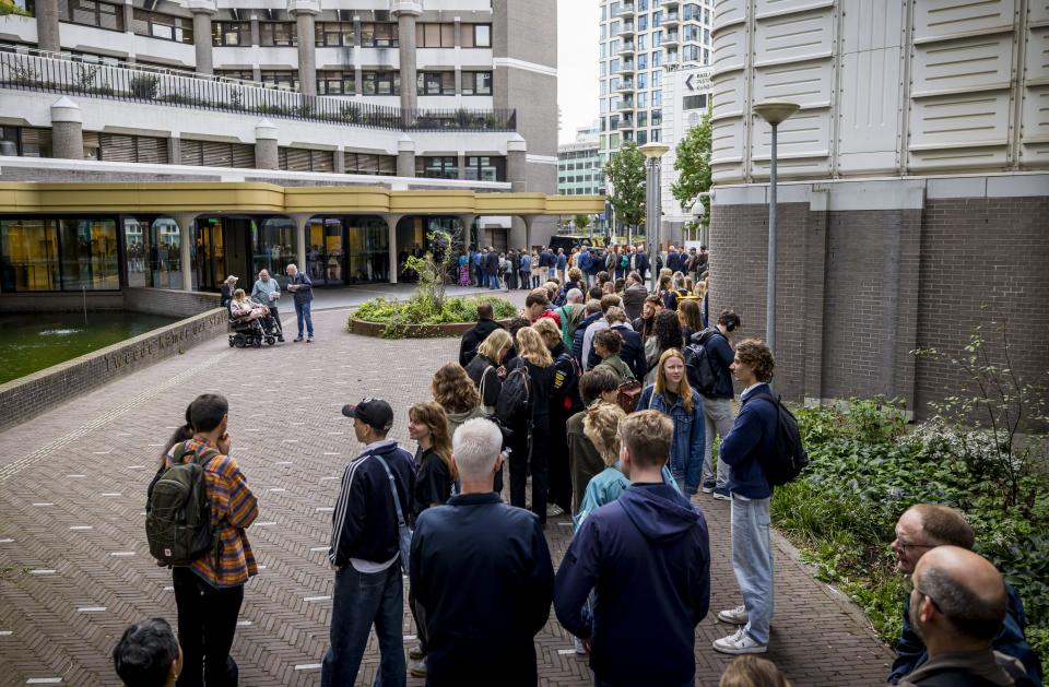 Een lange rij met mensen bij de ingang van de Tweede Kamer op de eerste dag van de APB.