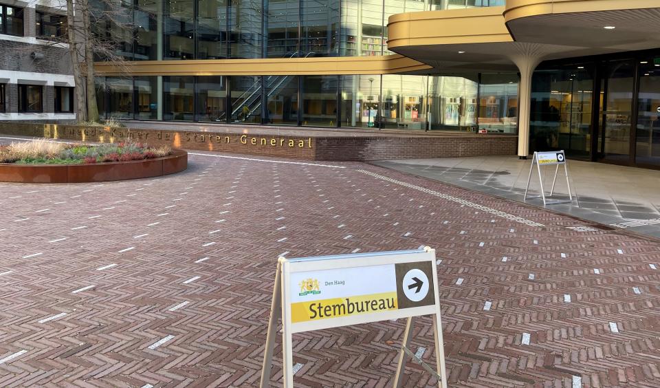 Voor de publieksingang van de Tweede Kamer staat een bordje 'Stembureau' met een pijl naar binnen. 