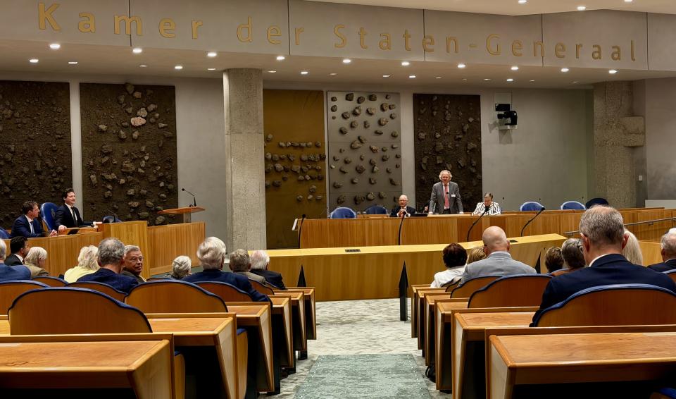 Plenaire zaal van de Tweede Kamer met oud-parlementariërs en Kamervoorzitter Thom van Campen..