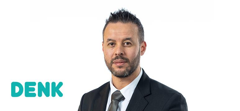 Kamerlid El Abassi met partijlogo DENK. 