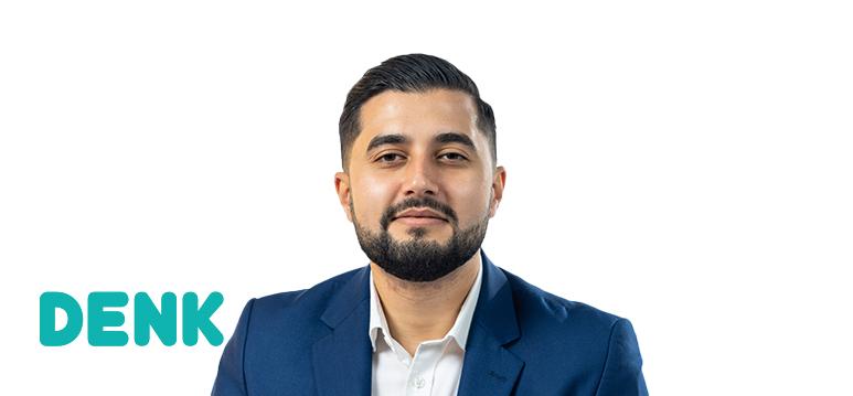 Kamerlid Ergin met partijlogo DENK. 