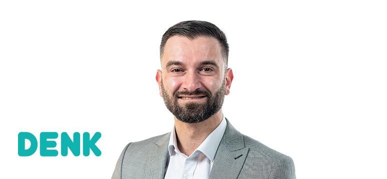 Kamerlid van Baarle met partijlogo DENK.
