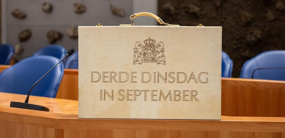 Beeld van lichtgekleurd rechtopstaand koffertje met opdruk 'Derde dinsdag in september'