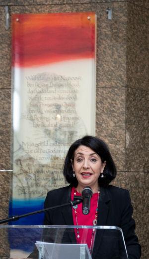 Tweede Kamervoorzitter Arib spreekt de SGP toe voor het kunstwerk dat de honderd jaar oude partij aan de Tweede Kamer heeft geschonken.