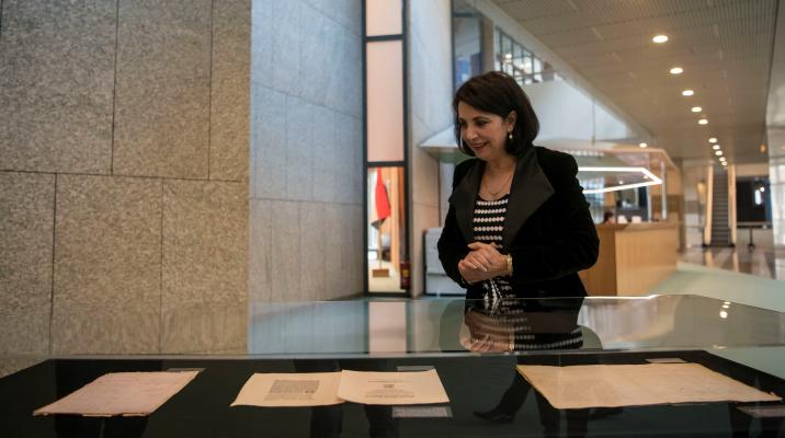 Khadija Arib kijkt in vitrine