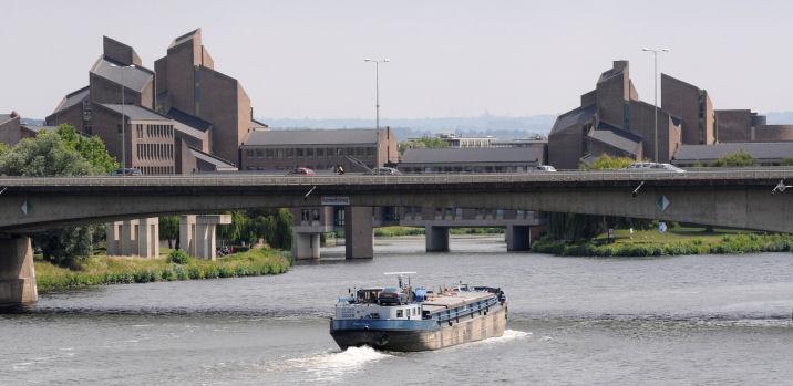Het Maastrichtse Gouvernement. Het provinciehuis van Limburg. Hier werd in 1992 het Verdrag van Maastricht ondertekend. Met de ondertekening van het Verdrag werd de Europese munt geïntroduceerd en kreeg het Europees Parlement wetgevende macht.