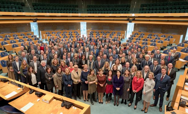 71 Tweede Kamerleden nemen afscheid | Tweede Kamer der Staten-Generaal