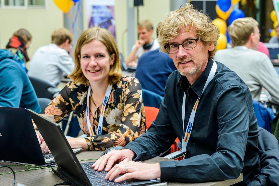 Boukje en Jan Willem hebben allebei een laptop voor zich en zitten te werken