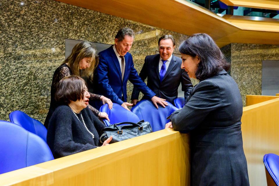 De familie van Max van Weezel wordt gecondoleerd door Kamervoorzitter Khadija Arib.