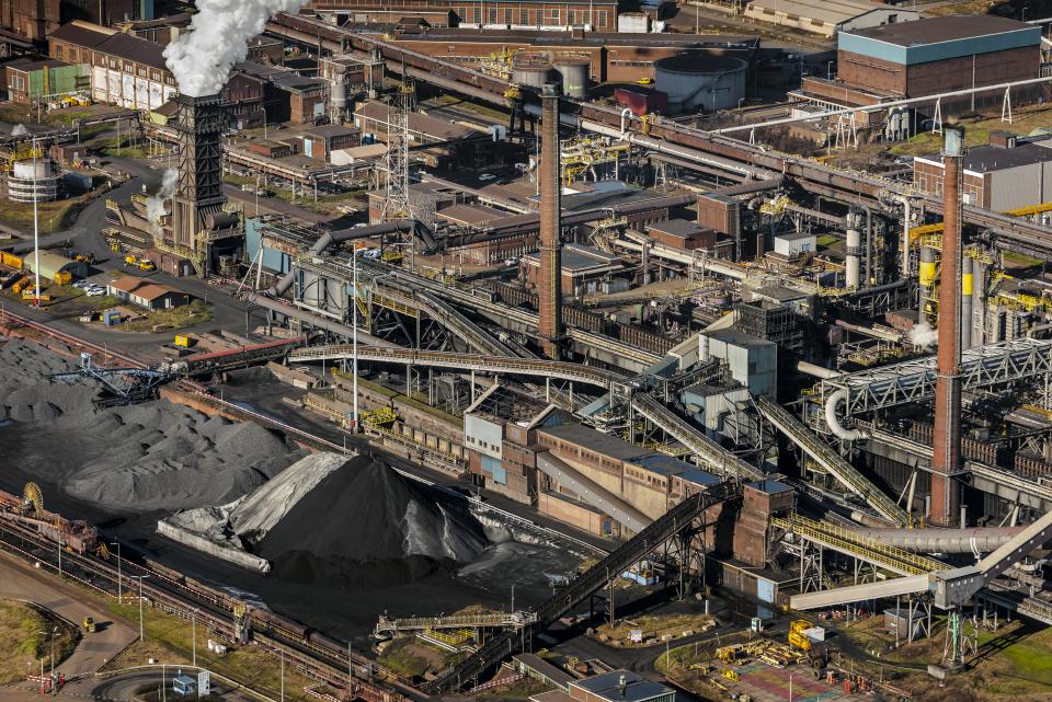 Schoorstenen en gebouwen vanuit de lucht gefotografeerd.