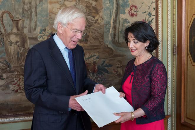 Informateur Herman Tjeenk Willink krijgt op dinsdag 30 mei zijn opdracht uit handen van Tweede Kamervoorzitter Khadija Arib.