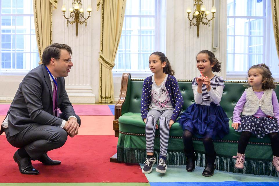 Kamerlid Roald van der Linde geeft uitleg in de Ouze Zaal tijdens de Kiesrecht Open Dag op 30 maart 2019