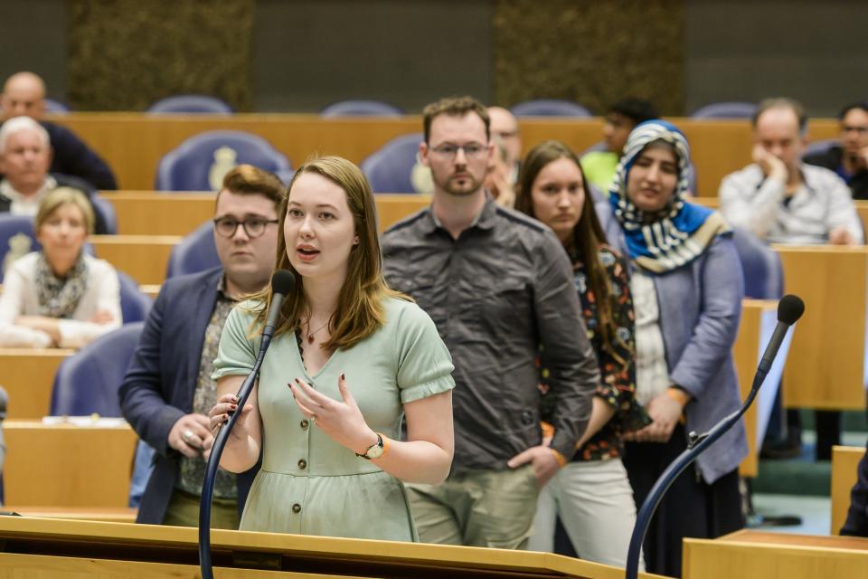 Burgers staan bij de interruptiemicrofoon tijdens het publieksdebat op 30 maart 2019