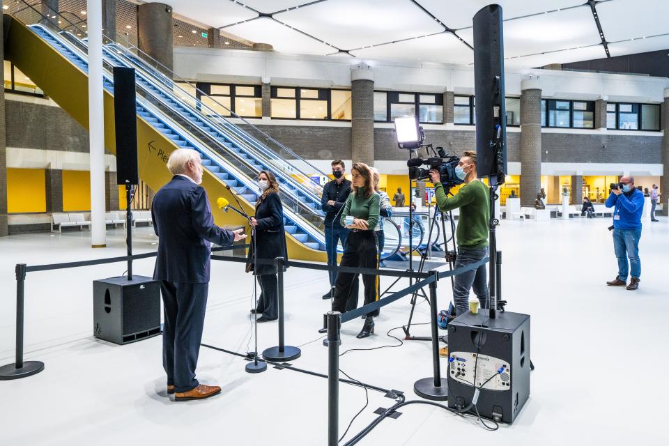 Jaap van Dissel staat pers te woord na de technische briefing op 1-12-2021