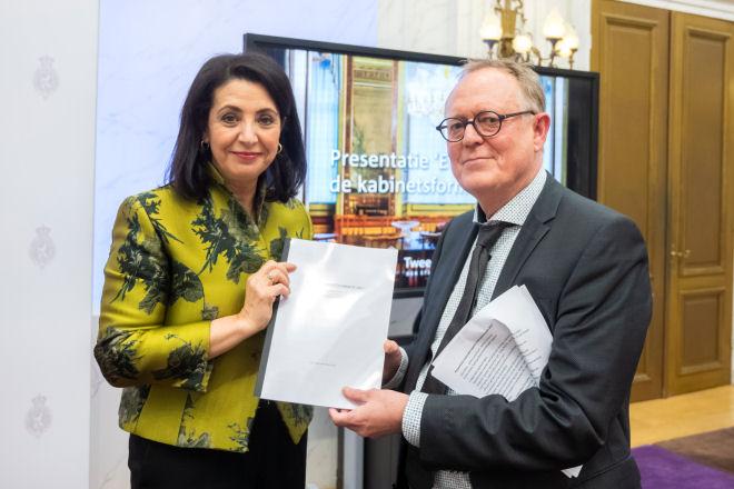 Voorzitter Khadija Arib ontvangt het eerste exemplaar van het onderzoeksrapport van de commissie-Bovend'Eert