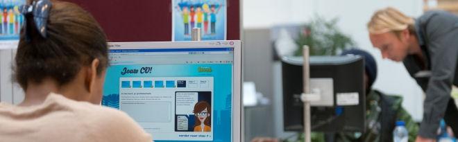 Meisje achter een computer