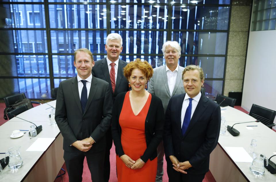 De leden van de tijdelijke commissie Digitale toekomst