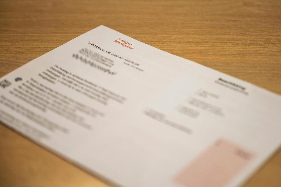 Toeslagenbrief van de belastingdienst, de tekst ervan is onleesbaar gemaakt.