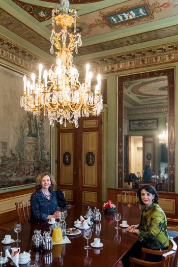 Tweede Kamervoorzitter Khadija Arib (rechts) ontving Edith Schippers op donderdag 16 maart in de Stadhouderskamer, in het gebouw van de Tweede Kamer. In dit gesprek hebben ze de opdracht voor een verkenning omgezet in concrete afspraken.