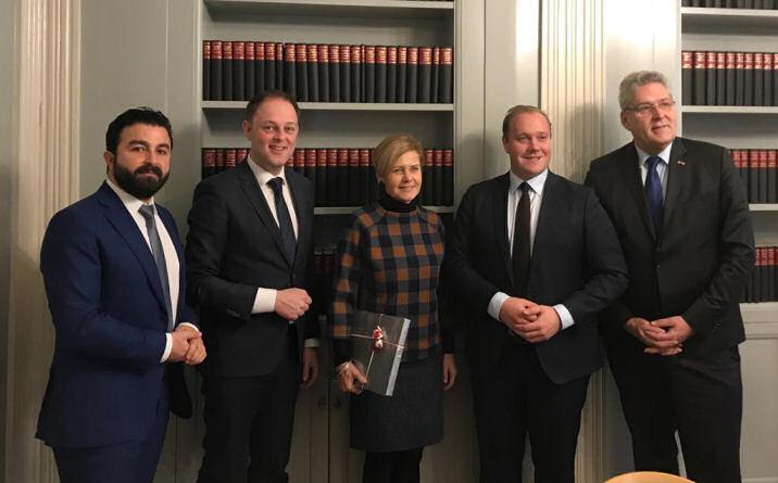 De Kamerleden met de Deense minister van cultuur, Mette Bock