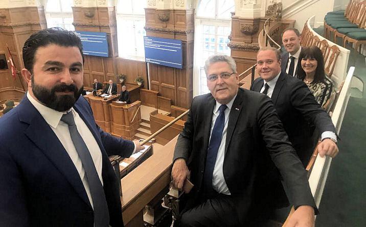 De Kamerleden op bezoek in het Deense parlement.