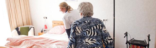 Verpleegster en een oudere vrouw