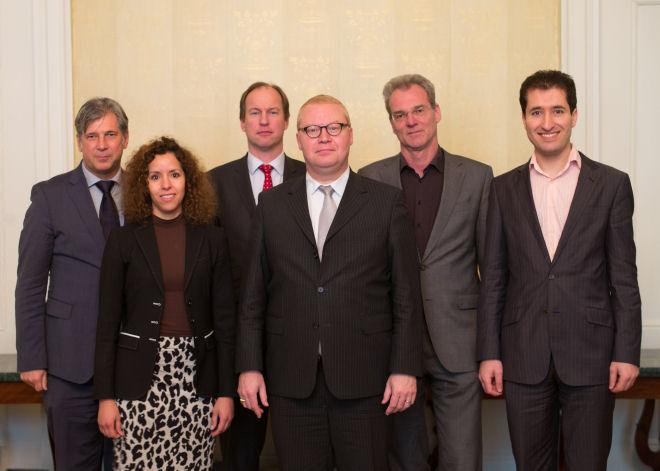 V.l.n.r. F. Bashir (SP), E. Groot (PvdA), R. van Vliet (PVV), W. Hachchi (D66), P. Oskam (CDA) en A. Mulder (VVD)