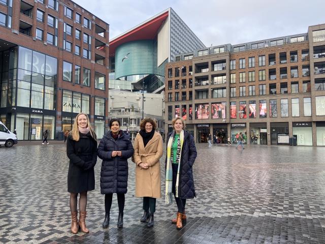 Nicki Pouw-Verweij (JA21), Mariëlle Paul (VVD, fungerend voorzitter), Marijke van Beukering-Huijbregts (D66) en Hilde Palland (CDA) staan naast elkaar op het Vredenburgplein in Utrecht